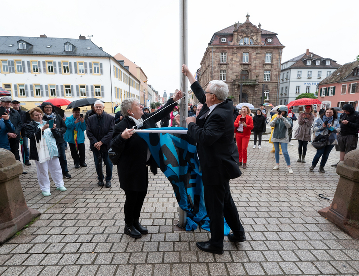 Für Demokratie, gegen Extremismus: Kirchenpräsidentin Wüst und Bischof Wiesemann hissen zum Start der Kampagne "Aufstehen für" eine Flagge vor dem Dom. Foto: Klaus Landry Für Demokratie, gegen Extremismus: Kirchenpräsidentin Wüst und Bischof Wiesemann hissen zum Start der Kampagne "Aufstehen für" eine Flagge vor dem Dom. Foto: Klaus Landry