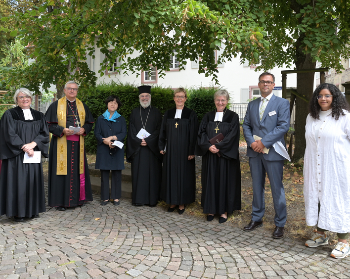 v.l.n.r. Pfarrerin Christine Gölzer, Bischof Karl-Heinz Wiesemann, Reverend EUN JEONG SON, Erzpriester Georgios Basioudis, Oberkirchenrätin Marianne Wagner, Kirchenpräsidentin Dorothee Wüst, Pfarrer Florian Gärtner, Mara Zöller (Foto: lk/is/Landry)