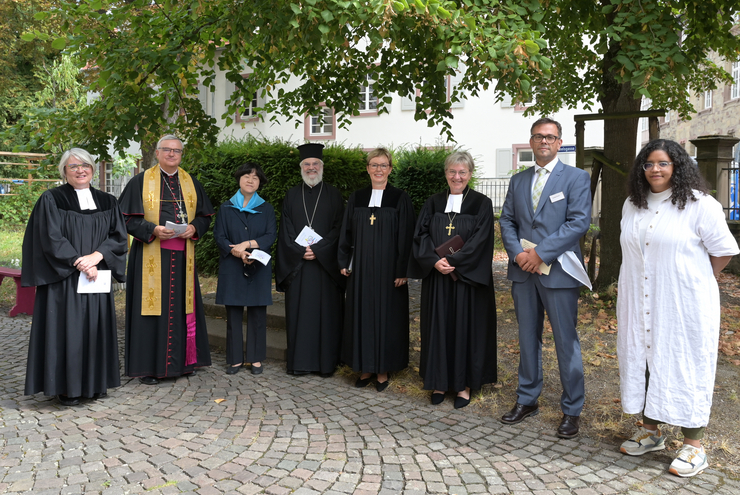 v.l.n.r. Pfarrerin Christine Gölzer, Bischof Karl-Heinz Wiesemann, Reverend EUN JEONG SON, Erzpriester Georgios Basioudis, Oberkirchenrätin Marianne Wagner, Kirchenpräsidentin Dorothee Wüst, Pfarrer Florian Gärtner, Mara Zöller (Foto: lk/is/Landry)