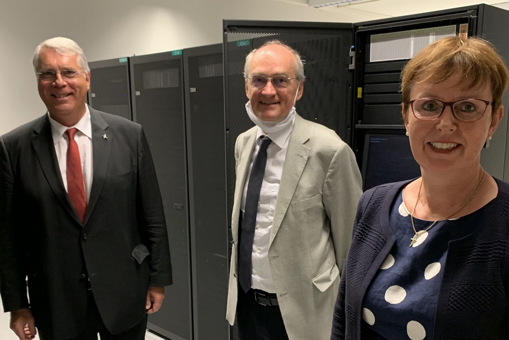 Kirchenpräsident Schad, Oberkirchenrat Lutz und Oberkirchenrätin Wagner im Serverraum. Foto: lk/Rummel