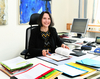 Viel zu tun: Die wiedergewählte Finanzdezernentin Karin Kessel am Schreibtisch in ihrem Amtszimmer. Foto: Landry