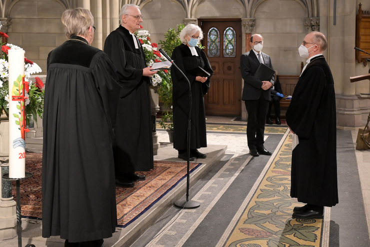 Kirchenpräsidentin Dorothee Wüst mit den Assistenten Oberkirchenrat i. R. Klaus Bümlein, Pfarrerin Sabine Hofäcker und Oberstudiendirektor Hartmut Loos neben Oberkirchenrat Claus Müller (v.l.n.r.). Foto: lk/Landry.