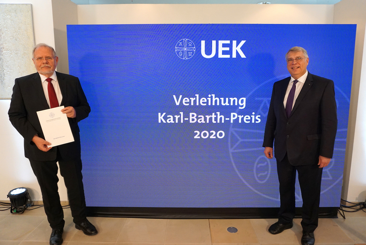 Michael Beintker und Christian Schad bei der Übergabe des Karl-Barth-Preises in Hannover. Foto: lk/Jahn.