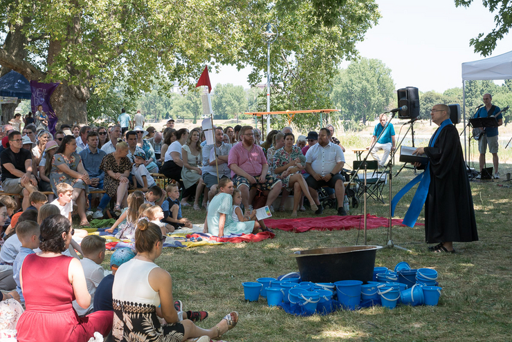 Großes Fest: Vier Mal wurde in Ludwigshafen Gottesdienst gefeiert mit jeweils etwa 200 Gästen. Foto: lk/Wagner