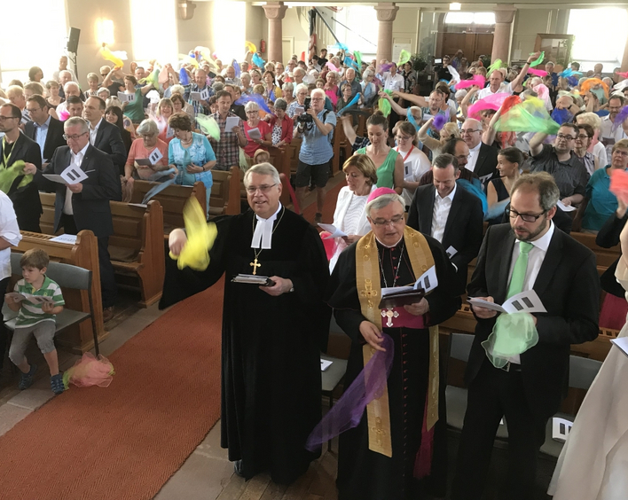 Gottes bunte Stadt: Gottesdienst in der Protestantischen Stadtkirche Annweiler. (Foto: lk)