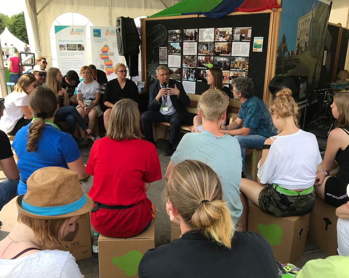 Kirchenpräsident Schad diskutiert mit Vertreterinnen der Evangelischen Jugend über „Demokratie und Beteiligung junger Menschen in der Kirche".