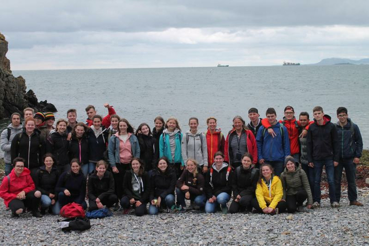 Lange vor der Kontaktsperre: Noelle Öhl (unten 5.v.l.) und ihre Mitschüler bei der Kursfahrt nach Dublin im Juni 2019.