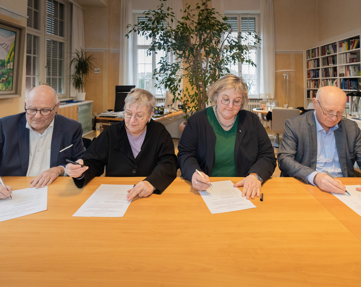 Albrecht Bähr, Vorsitzender der Diakonie Pfalz, Kirchenpräsidentin Dorothee Wüst, Heike Springhart, badische Landesbischöfin, und Urs  Keller, Vorstandsvorsitzender der Diakonie Baden (von links). Foto: EKIBA