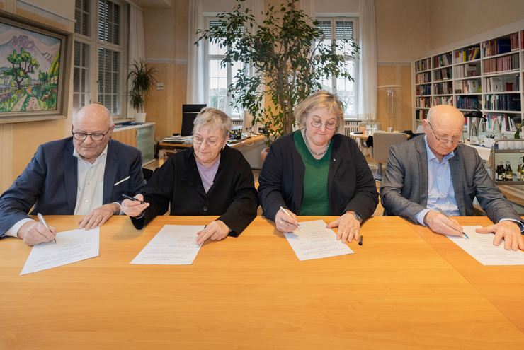 Albrecht Bähr, Vorsitzender der Diakonie Pfalz, Kirchenpräsidentin Dorothee Wüst, Heike Springhart, badische Landesbischöfin, und Urs  Keller, Vorstandsvorsitzender der Diakonie Baden (von links). Foto: EKIBA