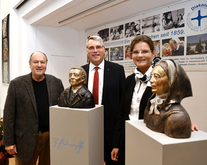Oberin Diakonisse Isabelle Wien, Kirchenpräsident Christian Schad und Künstler Wolf Spitzer mit den Büsten von Theodor und Friederike Fliedner. Foto: Landry