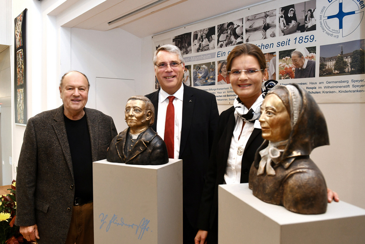 Oberin Diakonisse Isabelle Wien, Kirchenpräsident Christian Schad und Künstler Wolf Spitzer mit den Büsten von Theodor und Friederike Fliedner. Foto: Landry