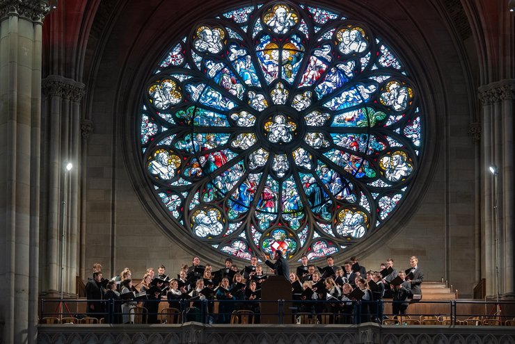 Die Evangelische Jugendkantorei unter Leitung von Landeskirchenmusikdirektor Jochen Steuerwald.