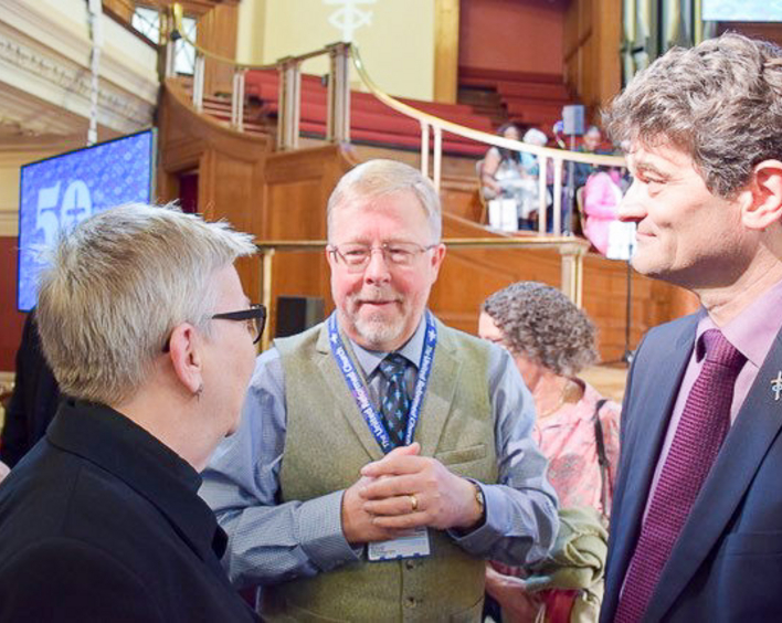 Dorothee Wüst (links) und Markus Jäckle (rechts) mit dem stellvertretenden Generalsekretär der United Reform Church, Philip Brooks. Foto:lk/Henninger