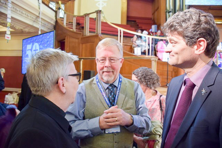 Dorothee Wüst (links) und Markus Jäckle (rechts) mit dem stellvertretenden Generalsekretär der United Reform Church, Philip Brooks. Foto:lk/Henninger