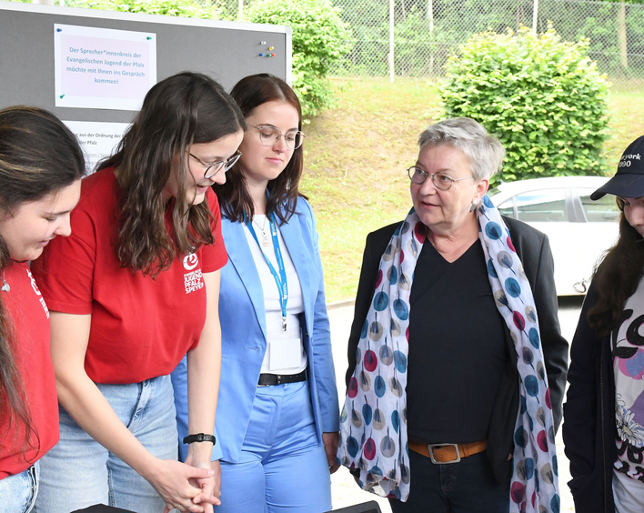 Kirchenpräsidentin Dorothee Wüst im Gespräch mit der Vorsitzenden der Evangelischen Jugend Lea Grenz (3.v.l.) und weiteren Jugendlichen. Foto: Peter Kretzschmar