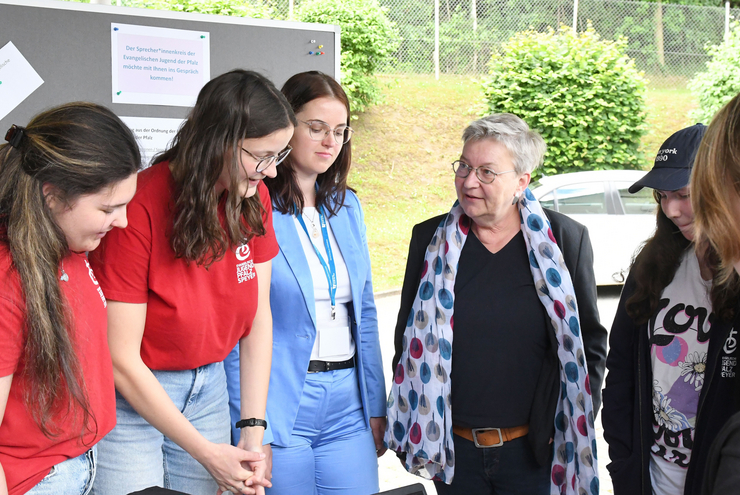 Kirchenpräsidentin Dorothee Wüst im Gespräch mit der Vorsitzenden der Evangelischen Jugend Lea Grenz (3.v.l.) und weiteren Jugendlichen. Foto: Peter Kretzschmar