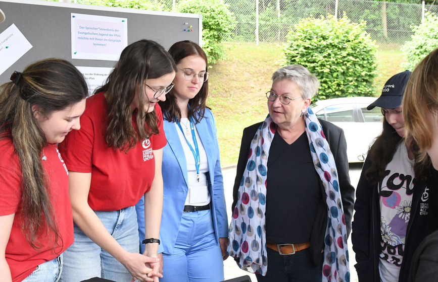 Kirchenpräsidentin Dorothee Wüst im Gespräch mit der Vorsitzenden der Evangelischen Jugend Lea Grenz (3.v.l.) und weiteren Jugendlichen. Foto: Peter Kretzschmar