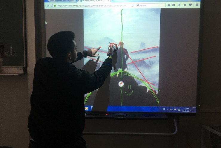 Lehrerinnen und Lehrer sind geschult für die neue Digitalausstattung wie beispielsweise Smartboards. Foto: lk/Heintz.