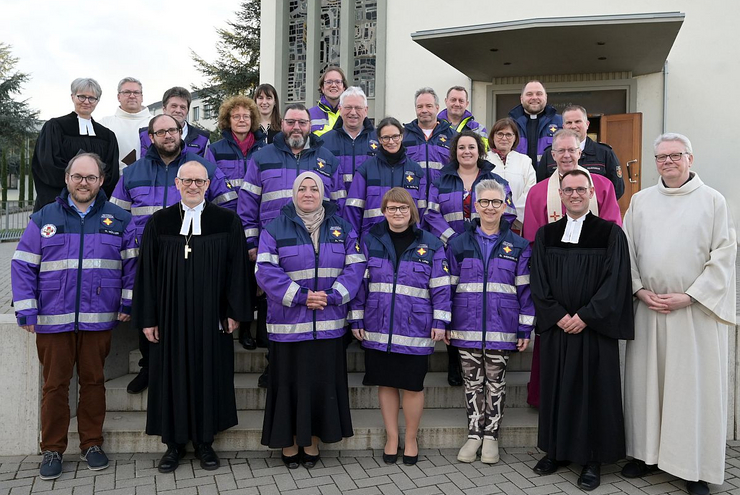 Frisch entsandte Notfallseelsorgende und Kriseninterventionshelferinnen mit den Beteiligten des Gottesdienstes. Foto: is/Landry