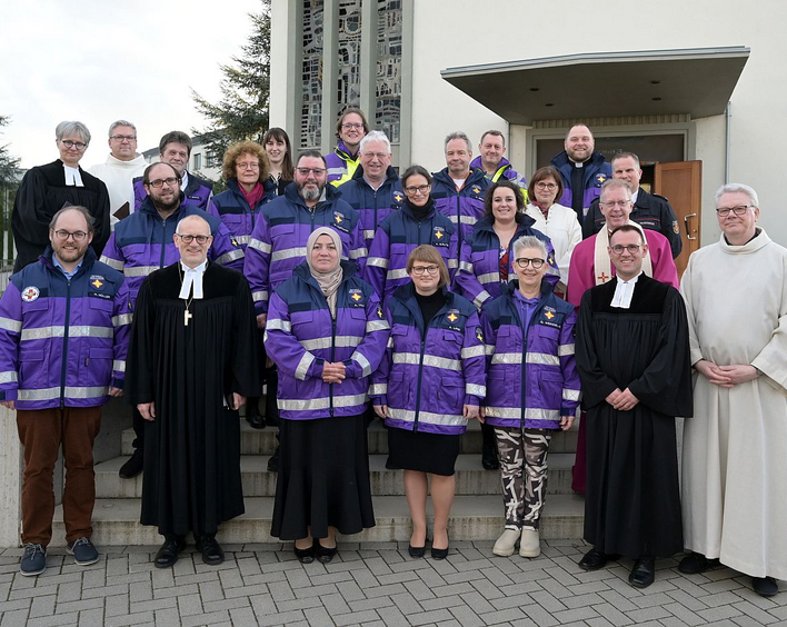 Frisch entsandte Notfallseelsorgende und Kriseninterventionshelferinnen mit den Beteiligten des Gottesdienstes. Foto: is/Landry