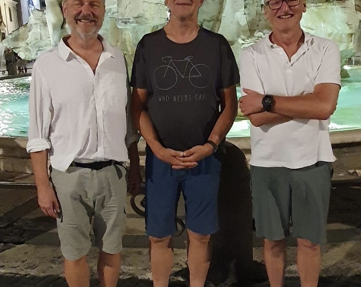 Endlich am Ziel: Arnd Götzelmann, Hans Hebart und Friedrich Schmidt-Roscher (vlnr) vor dem Brunnen an der Piazza Navona (Foto: lk/privat/Sabine Kappeler)