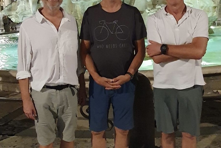 Endlich am Ziel: Arnd Götzelmann, Hans Hebart und Friedrich Schmidt-Roscher (vlnr) vor dem Brunnen an der Piazza Navona (Foto: lk/privat/Sabine Kappeler)