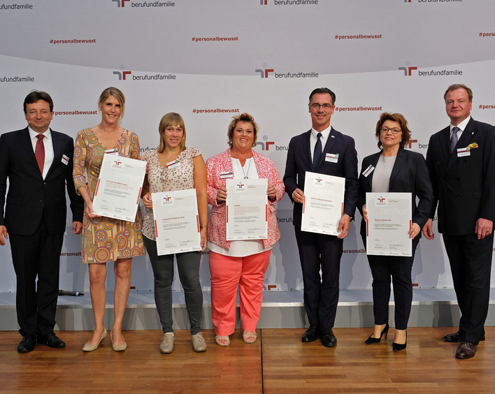 Für den Landeskirchenrat hat Larissa Schneider, Mitarbeiterin des Personaldezernats (3.v.li.), die Auszeichnung entgegengenommen. Foto: ©berufundfamilie, Thomas Ruddies/Christoph Petras 