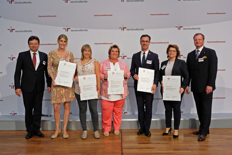 Für den Landeskirchenrat hat Larissa Schneider, Mitarbeiterin des Personaldezernats (3.v.li.), die Auszeichnung entgegengenommen. Foto: ©berufundfamilie, Thomas Ruddies/Christoph Petras 
