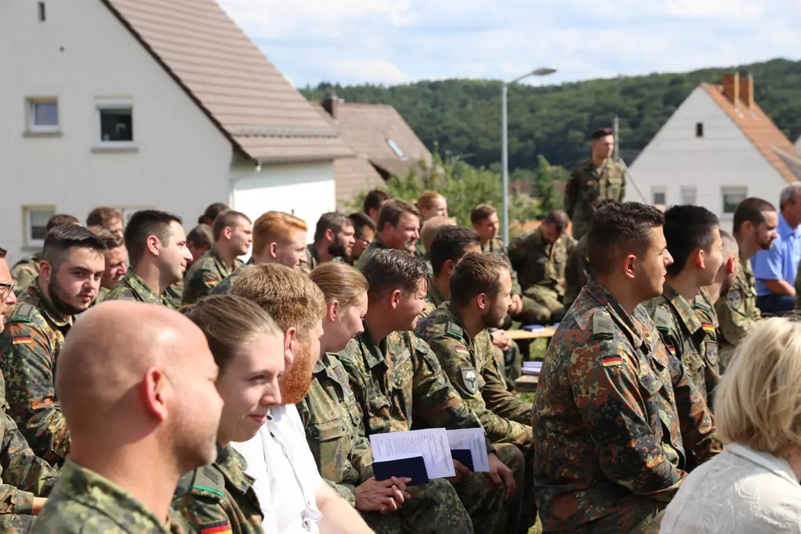 Soldaten des Fallschirmjägerregiments 26 beim Feldgottesdienst am Ehrenmal der Niederauerbach-Kaserne.