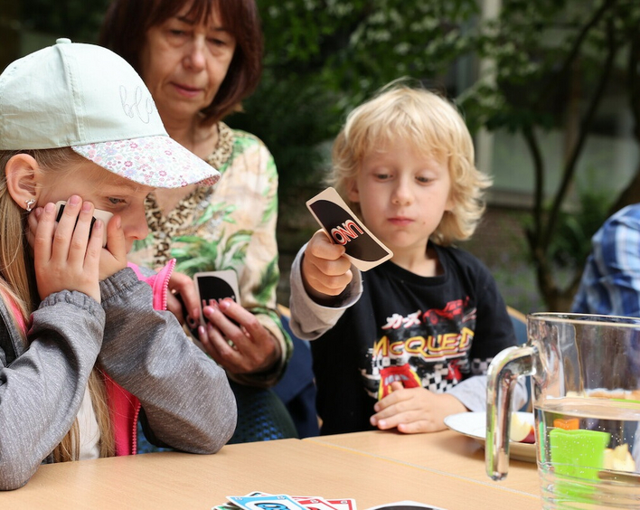 Im Flüchtlingscafé ehrenamtlich ukrainische Kinder betreuen: Das ist nicht immer ein Spiel, bringt aber Freude. Foto: Matthias Dembski FUNDUS