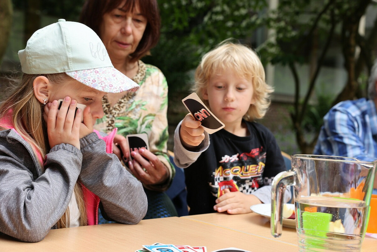 Im Flüchtlingscafé ehrenamtlich ukrainische Kinder betreuen: Das ist nicht immer ein Spiel, bringt aber Freude. Foto: Matthias Dembski FUNDUS