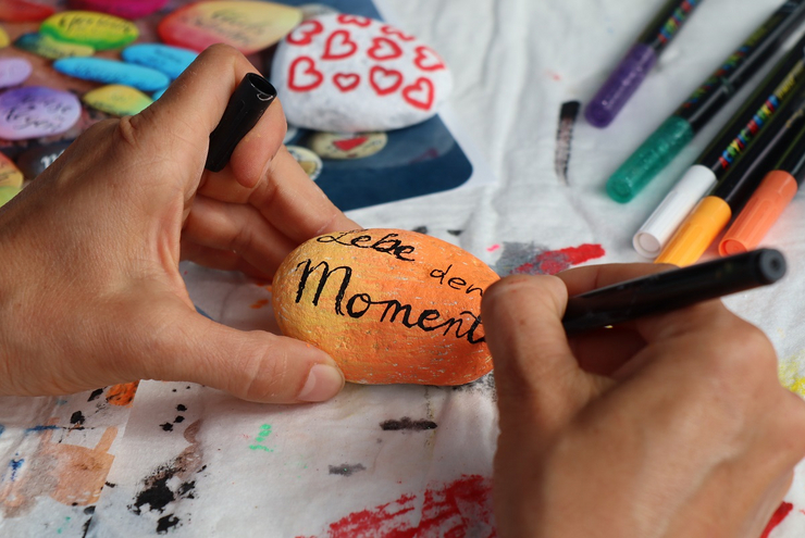 Das „Zentrum Jugend und Kinder" mit vielen Basteln- und Spielangeboten, wie Steine bemalen. Foto: lk