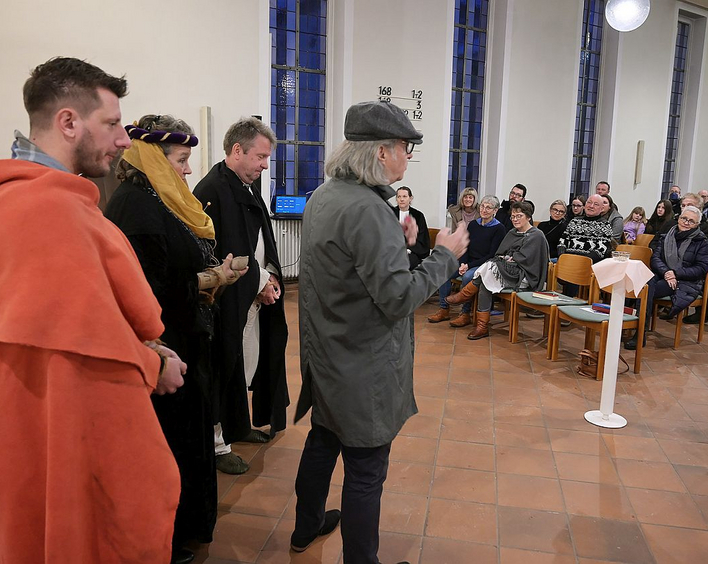 Drei Tatverdächtige, ein Ermittler und die Gemeinde, die Tipps abgeben darf. Foto: lk/Seebald 