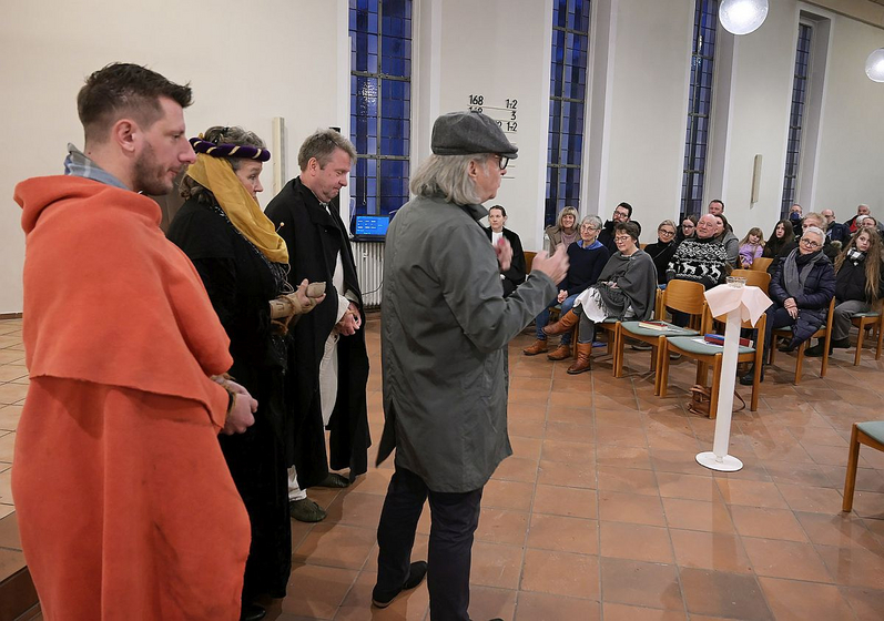 Drei Tatverdächtige, ein Ermittler und die Gemeinde, die Tipps abgeben darf. Foto: lk/Seebald Drei Tatverdächtige, ein Ermittler und die Gemeinde, die Tipps abgeben darf. Foto: lk/Seebald
