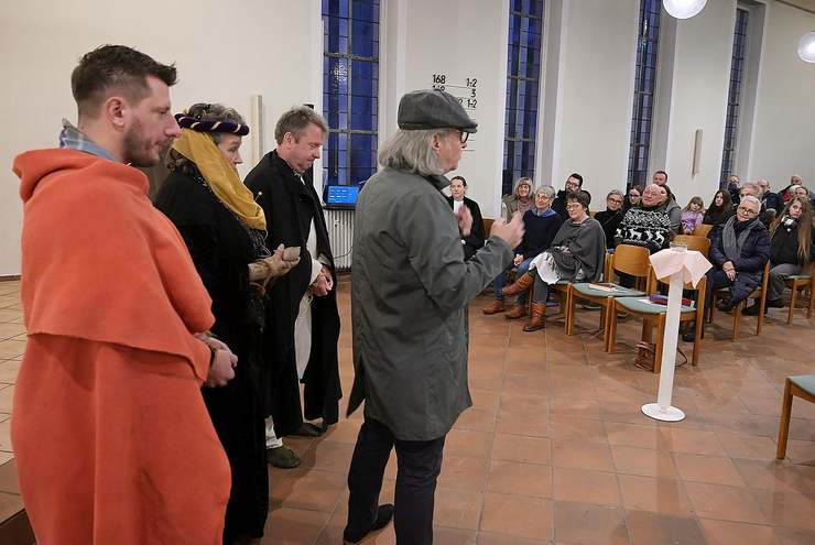 Drei Tatverdächtige, ein Ermittler und die Gemeinde, die Tipps abgeben darf. Foto: lk/Seebald 