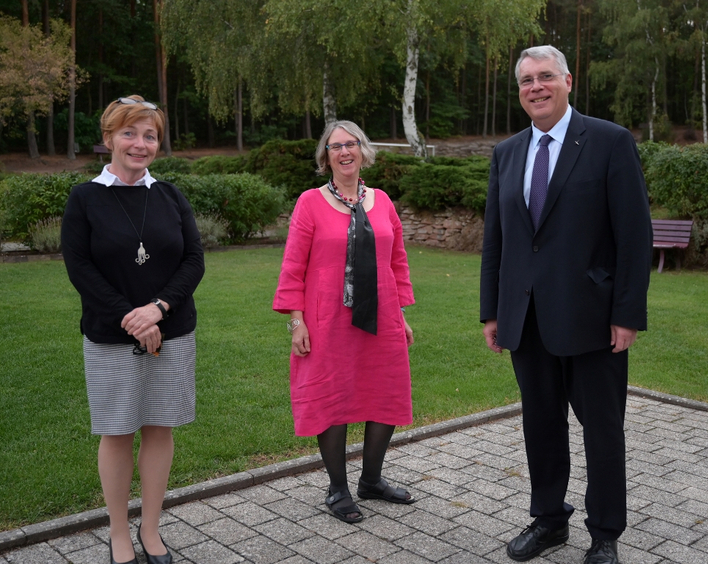Feierten 25 Jahre Gleichstellungsarbeit der Landeskirche (v.l.n.r.): Referentin Bergmann von der EKD, Gleichstellungsbeauftragte Heinemeyer, Kirchenpräsident Schad.