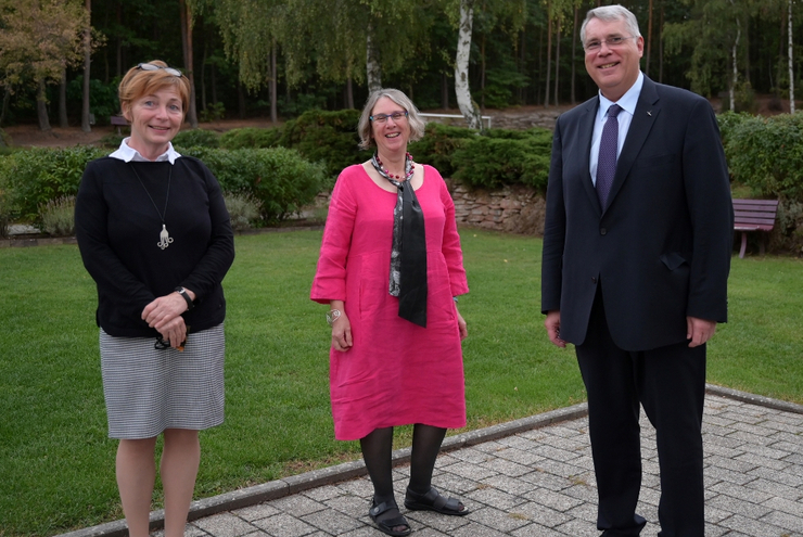 Feierten 25 Jahre Gleichstellungsarbeit der Landeskirche (v.l.n.r.): Referentin Bergmann von der EKD, Gleichstellungsbeauftragte Heinemeyer, Kirchenpräsident Schad.