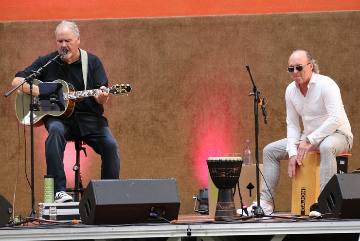 Laden zum Mitsingen ein: Stephan Flesch und Elmar Federkeil beim Abschlusskonzert in der Schulturnhalle (von links). Foto: Evangelische Arbeitsstelle Bildung und Gesellschaft