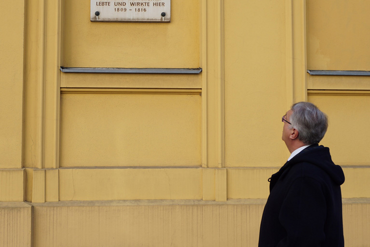 Vor dem ehemaligen Pfarrhaus Schleiermachers in Berlin. Foto: lk