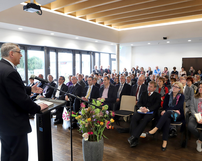 Großes öffentliches Interesse: Andacht von Kirchenpräsident Christian Schad zur Eröffnung des sanierten und erweiterten Protestantischen Bildungszentrums. Foto: Iversen