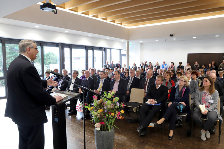 Großes öffentliches Interesse: Andacht von Kirchenpräsident Christian Schad zur Eröffnung des sanierten und erweiterten Protestantischen Bildungszentrums. Foto: Iversen