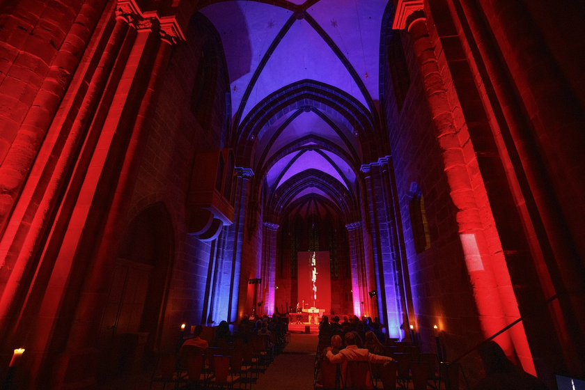 Besonders illuminiert: Die Stiftskirche Kaiserslautern in der "Nacht der Kirchen" 2022. Foto: Reiner Voss / view Besonders illuminiert: Die Stiftskirche Kaiserslautern in der "Nacht der Kirchen" 2022. Foto: Reiner Voss / view