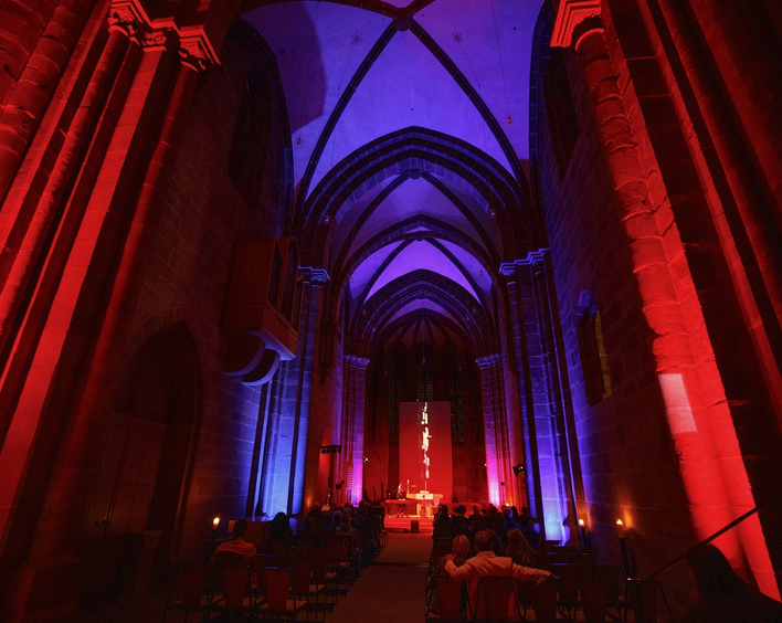 Besonders illuminiert: Die Stiftskirche Kaiserslautern in der "Nacht der Kirchen" 2022. Foto: Reiner Voss / view