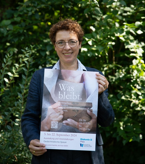 Fundraiserin Gabriele Rath möchte mit der Ausstellung Menschen ermutigen, die Scheu vor dem Thema Tod zu überwinden. ©lk/Krümpelmann
