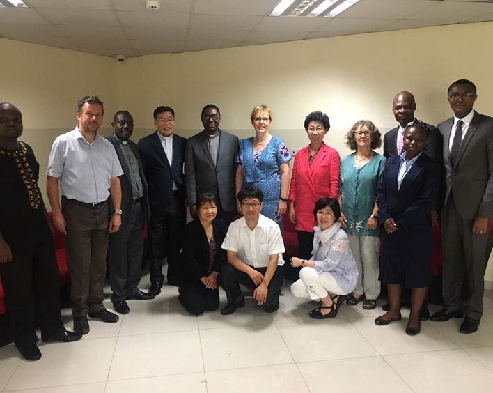 Treffen in Ghana: Oberkirchenrätin Marianne Wagner (Mitte), links neben ihr Reverend Ayete-Nyampong, Sekretär der PCG-Generalversammlung, sowie Heidrun Perron (4.v.r.). Foto: privat