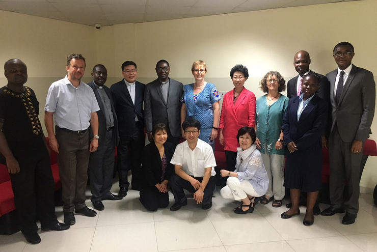 Treffen in Ghana: Oberkirchenrätin Marianne Wagner (Mitte), links neben ihr Reverend Ayete-Nyampong, Sekretär der PCG-Generalversammlung, sowie Heidrun Perron (4.v.r.). Foto: privat