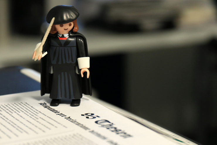  Eine Playmobil-Figur zeigt Martin Luther und die 95 Thesen