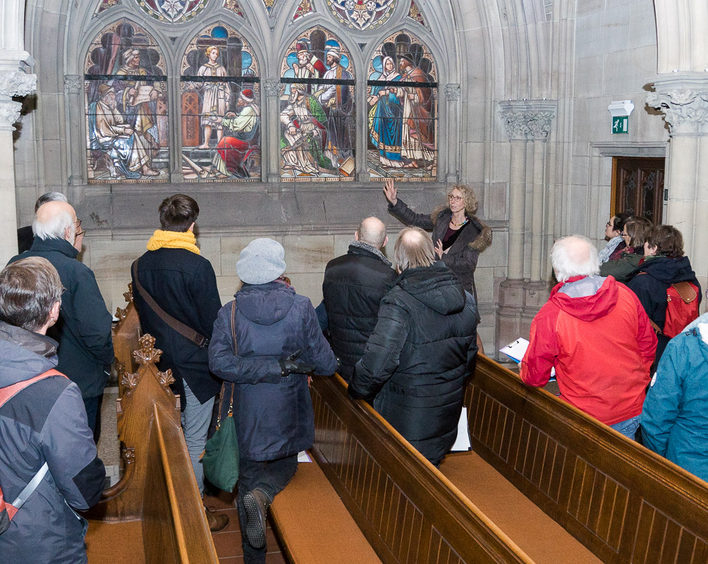 Kunsthistorikerin Martina Langel gibt Tipps, wie sich in der Speyerer Gedächtniskirche Schwerpunkte für eine Führung finden. Foto: lk/Wagner 