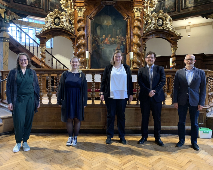 Karin Schwartz, Laura Gall, Sarah Schulze, Ulrich Hofeditz und Oberkirchenrat Claus Müller (vlnr). Foto: lk.