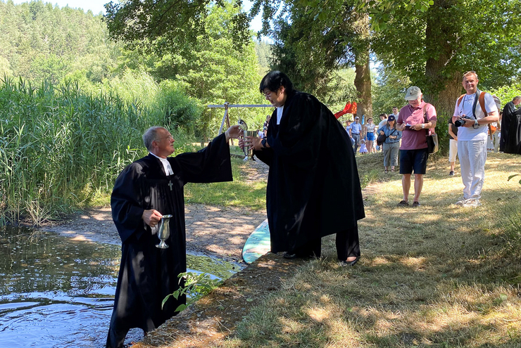 Gemeinden aus dem südlichen Kaiserslautern tauften im und am Gelterswoog. Dekan Richard Hackländer und Pfarrerin Silke Schwarzstein füllten Taufkannen mit Seewasser. Foto: lk/Behrens